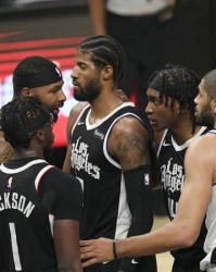  霍勒迪生死时刻两记抢断，雄鹿惊险过关淘汰对手