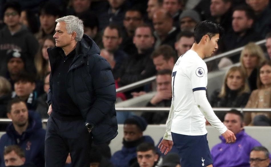  狼队铁卫红牌送点葬送整场比赛  